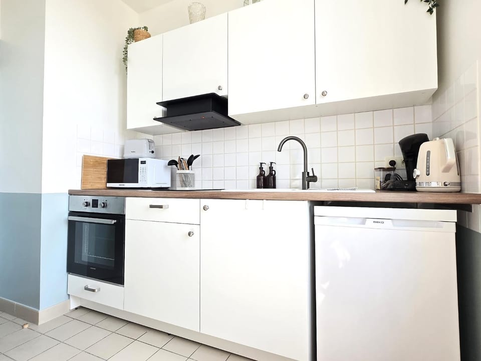 Coffee/tea facilities, Kitchen or kitchenette, oven, stove, toaster