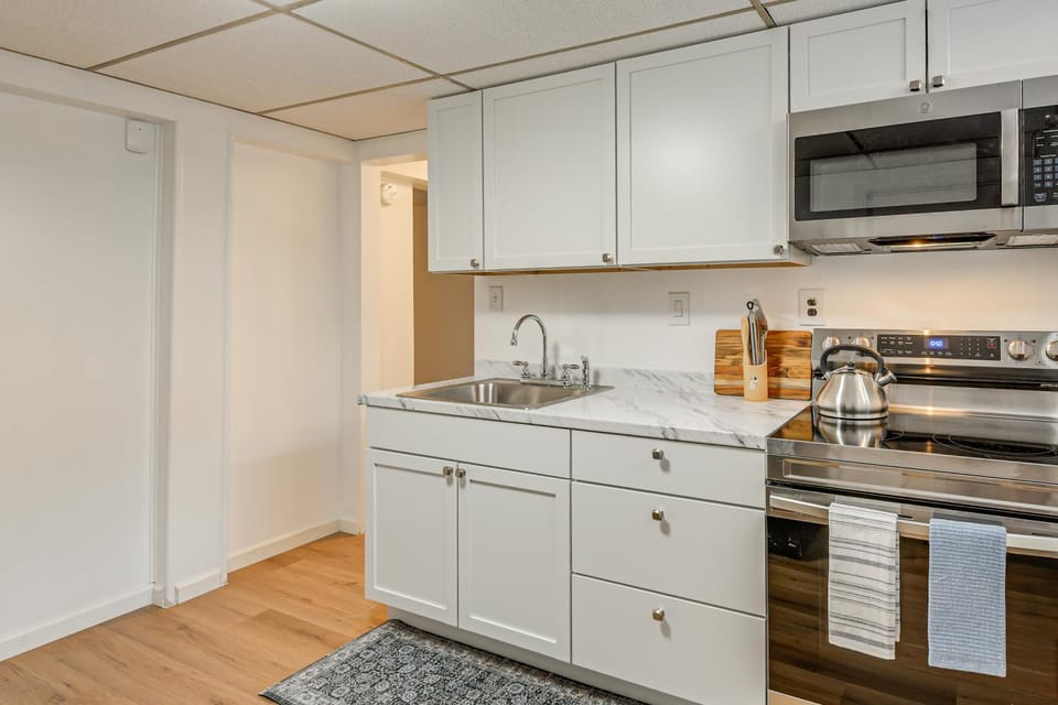 Work & Play in Alexandria! DMV Commuter Base Apartment in Lincolnia