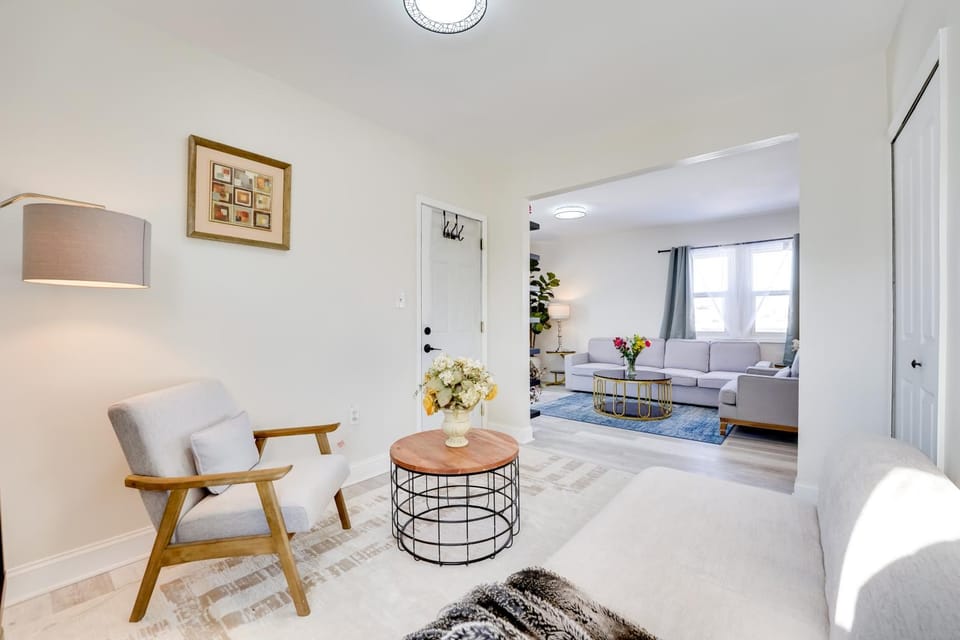 Chic Modern Apt with Free Parking Near Dtwn Detroit Apartment in Hamtramck