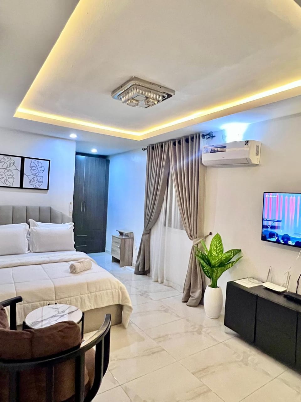 Studio Ensuite with Kitchen, Abuja - 24hrs Power, WiFi, Netflix, Built-in-speaker Apartment in Abuja