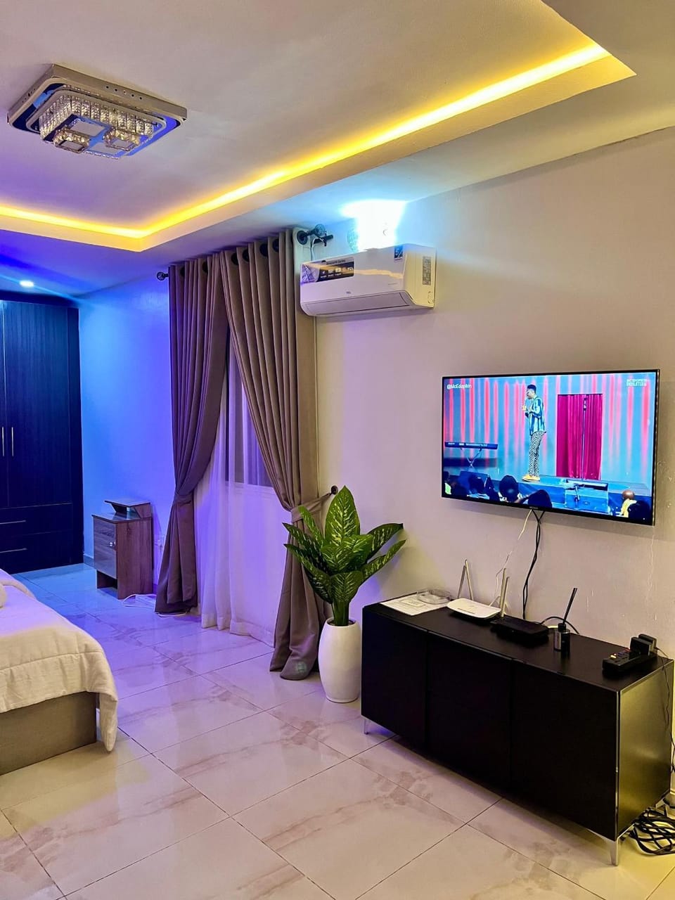 Studio Ensuite with Kitchen, Abuja - 24hrs Power, WiFi, Netflix, Built-in-speaker Apartment in Abuja