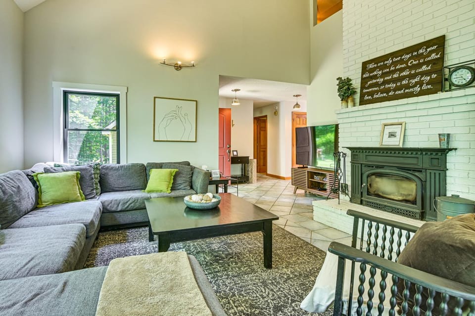 Lakefront Escape w/ Dock, Water Toys & Grill House in Woodstock