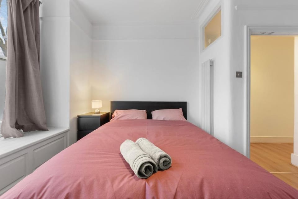 Cozy central Chiswick 3 BD Garden 5 mins to tube Apartment in London Borough of Ealing