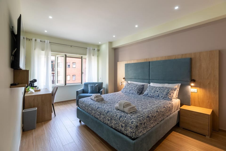 Bed, TV and multimedia, Living room, Photo of the whole room, Seating area, Bedroom