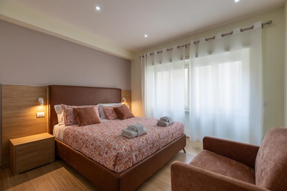 Bed, Photo of the whole room, Seating area, Bedroom