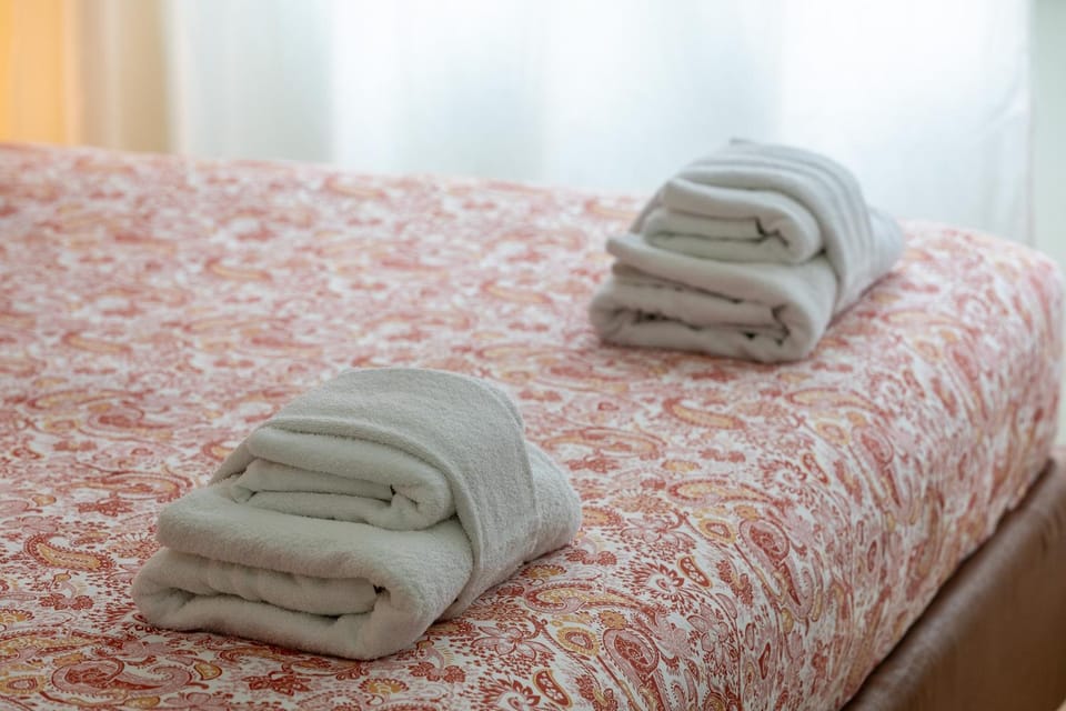 Bed, towels