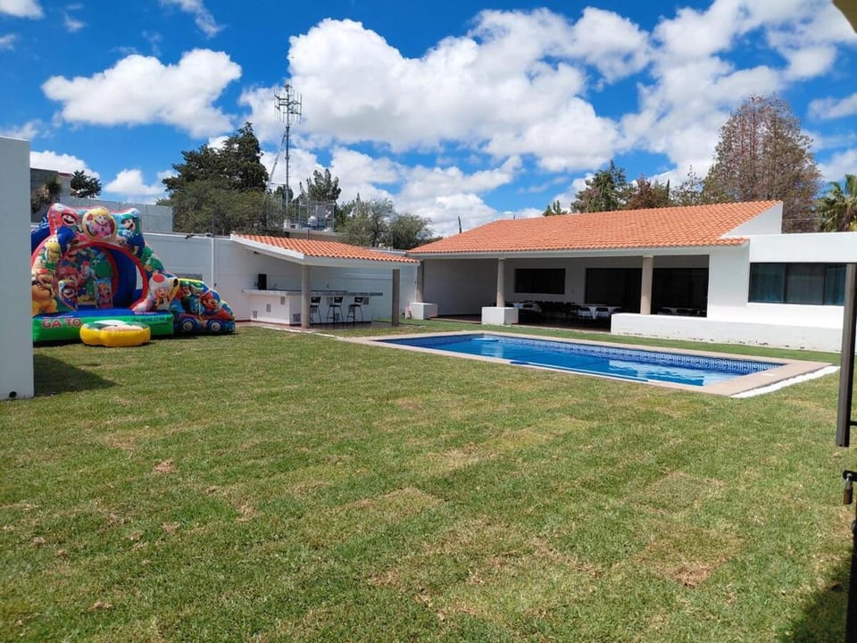 Why Not Terraza, jardín y alberca House in San Luis Potosi