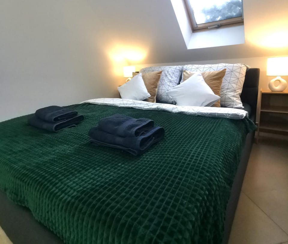 Bed, Bedroom, towels