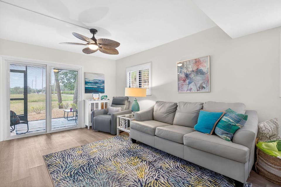 Coastal Fabulous Condo 5 Miles from the BEACH Apartment hotel in Iona