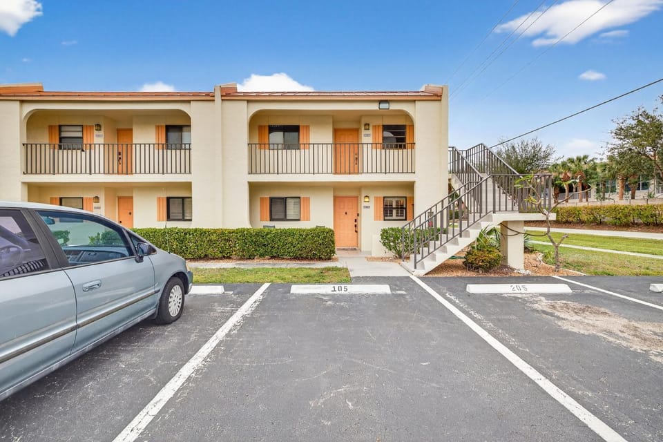 Coastal Fabulous Condo 5 Miles from the BEACH Apartment hotel in Iona