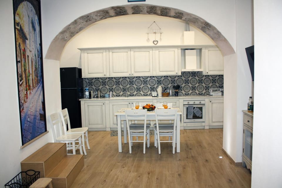 Kitchen or kitchenette, Dining area, minibar