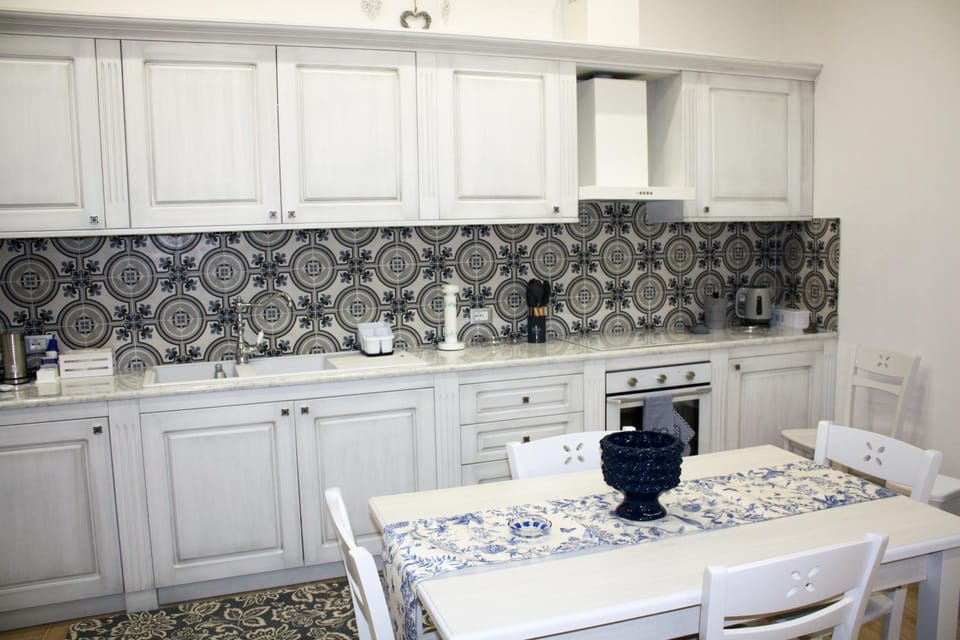 Kitchen or kitchenette, Dining area, stove