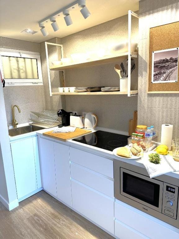 Kitchen or kitchenette, Communal kitchen, microwave, oven, stove, stove, kitchen, kitchen