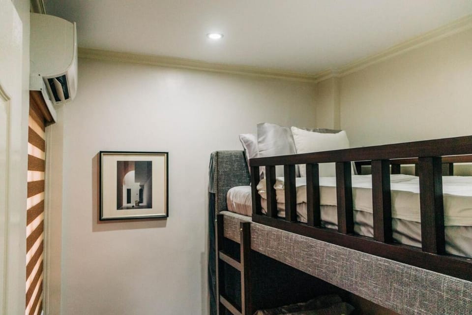 Bedroom, bunk bed