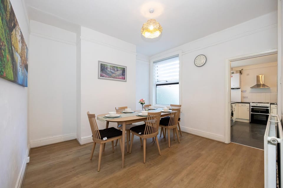 Steps from Old Trafford - Modern Manchester Stay House in Stretford