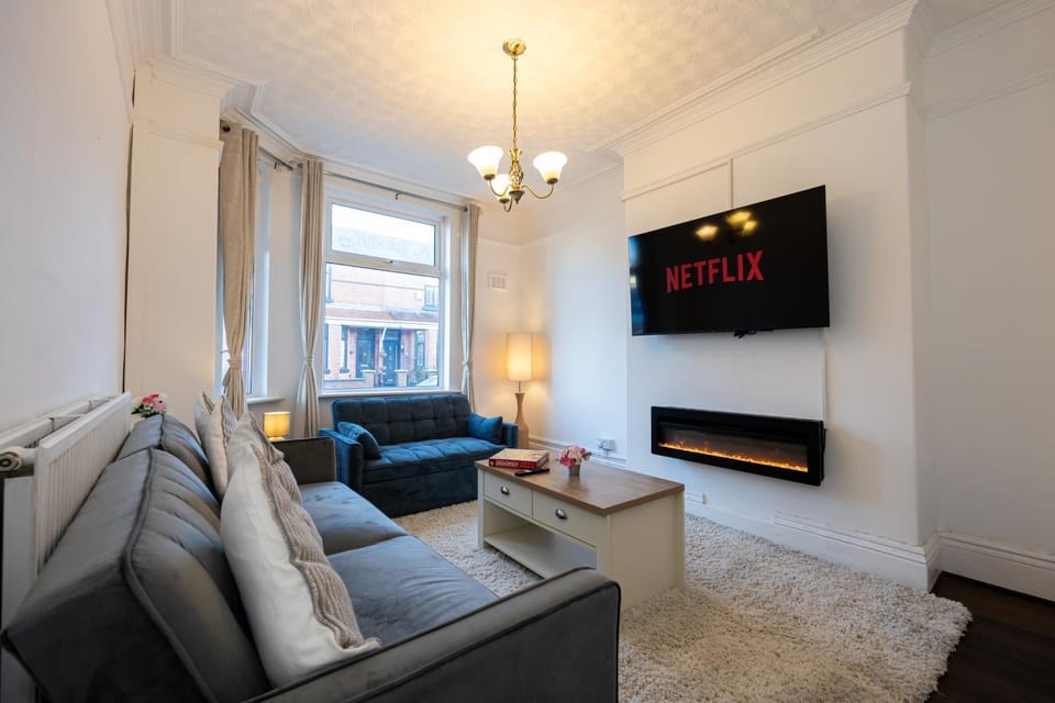 Steps from Old Trafford - Modern Manchester Stay House in Stretford