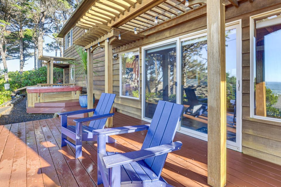 Sanctuary by the Sea! Luxe Living in Lincoln Beach House in Lincoln Beach