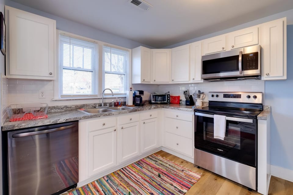 3 Mi to Radford University & River, Charming Home House in Ingles