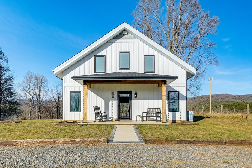 Peaceful Farmhouse Retreat 6 Mi to Virginia Tech! House in Virginia