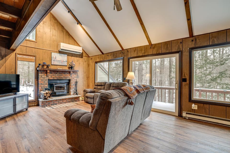 Poconos Retreat in The Hideout Lake Community! House in Lake Ariel