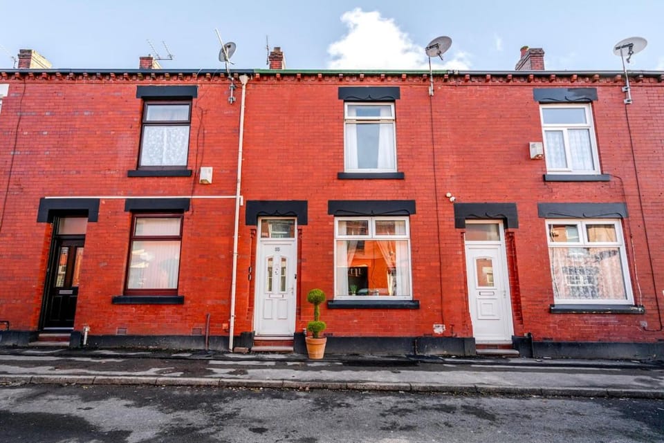 Westfield House, 2BR Sleeps 6, Oldham Apartment in Oldham