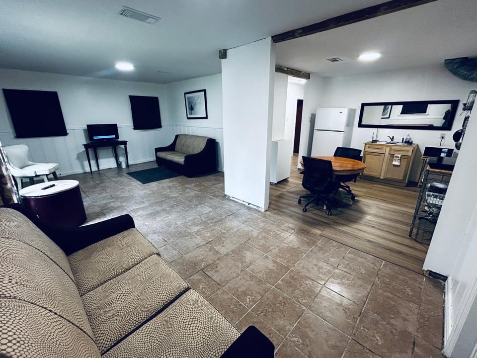 TV and multimedia, Kitchen or kitchenette, Living room, Seating area, Dining area