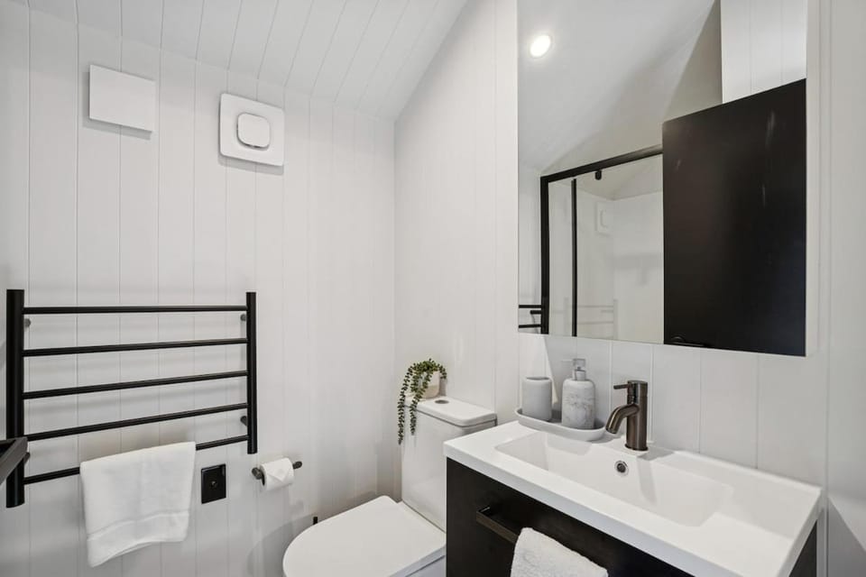 Ski Villa with Carpark 46, Mountain-Framed base! House in Queenstown
