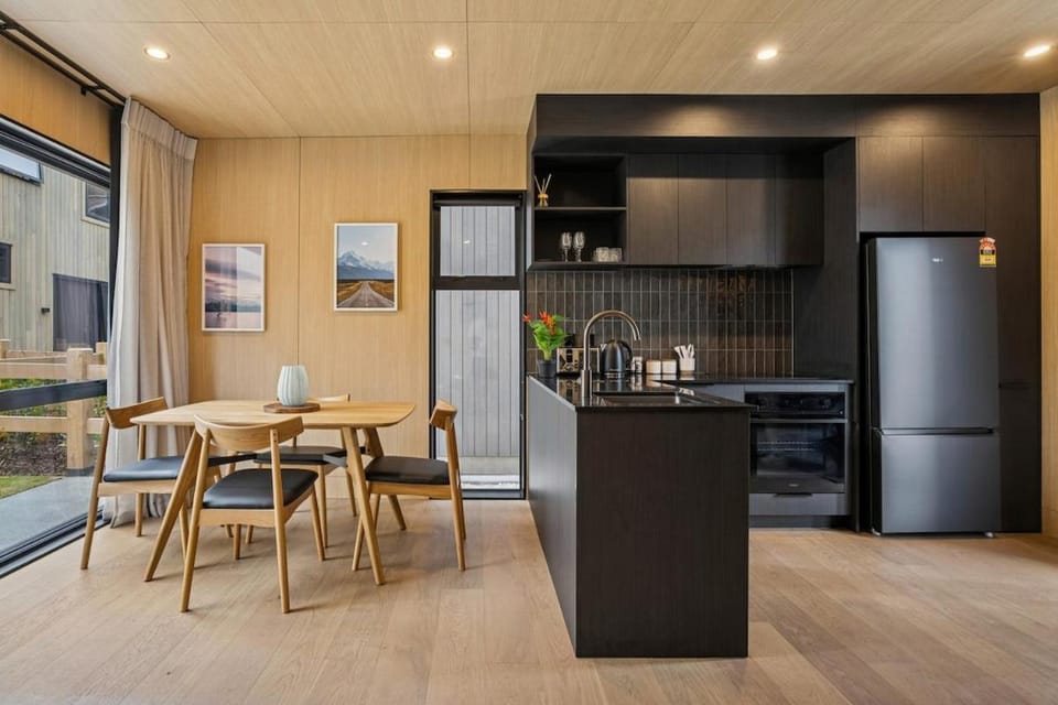 Ski Villa with Carpark 46, Mountain-Framed base! House in Queenstown