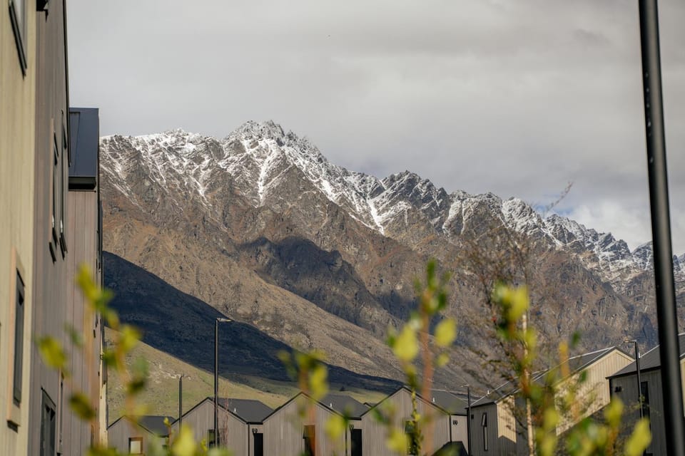 Ski Villa with Carpark 40, Stylish Alpine Base House in Queenstown