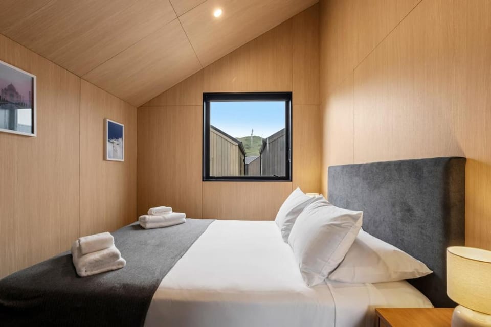 Ski Villa with Carpark 40, Stylish Alpine Base House in Queenstown