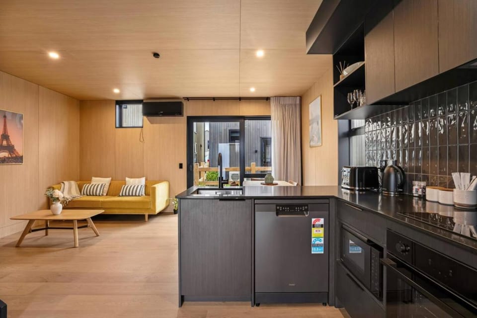 Ski Villa with Carpark 40, Stylish Alpine Base House in Queenstown