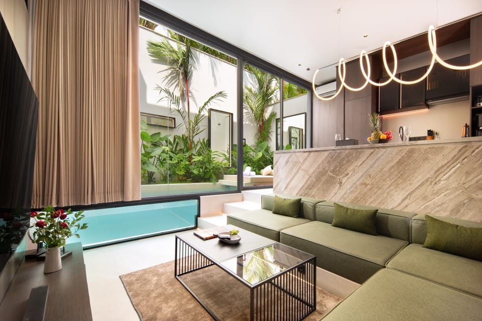 Communal lounge/ TV room, Living room, Pool view