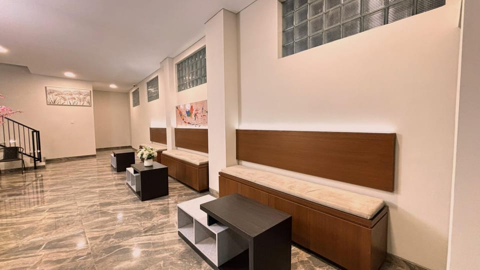Seating area, Area and facilities