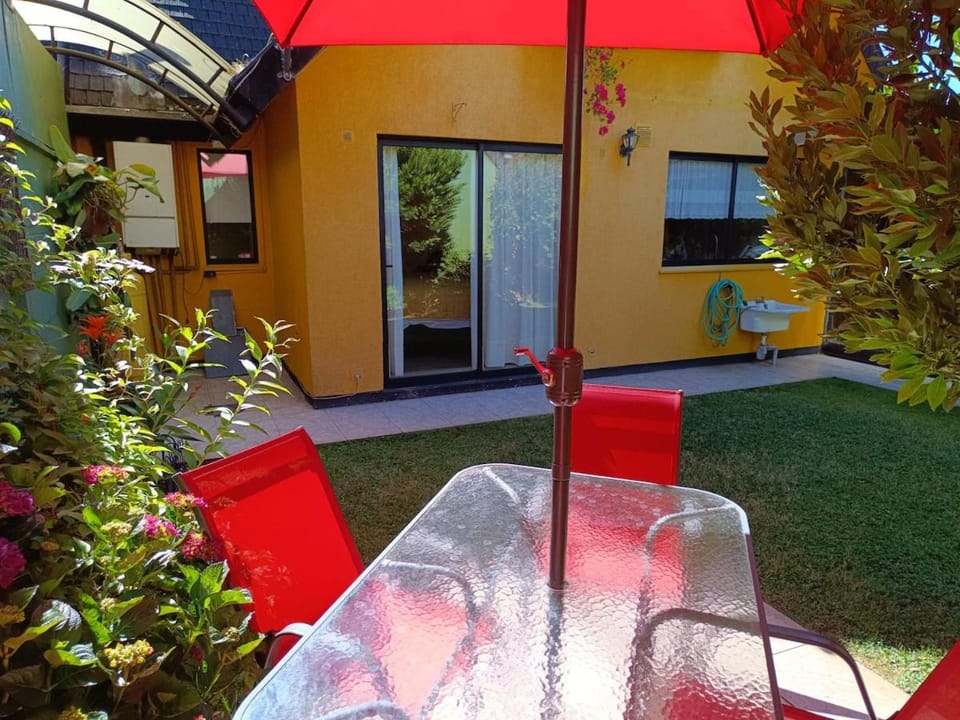 Casa completa dos pisos, tres dormitorios, terraza, estacionamiento en buen barrio Villa in Temuco