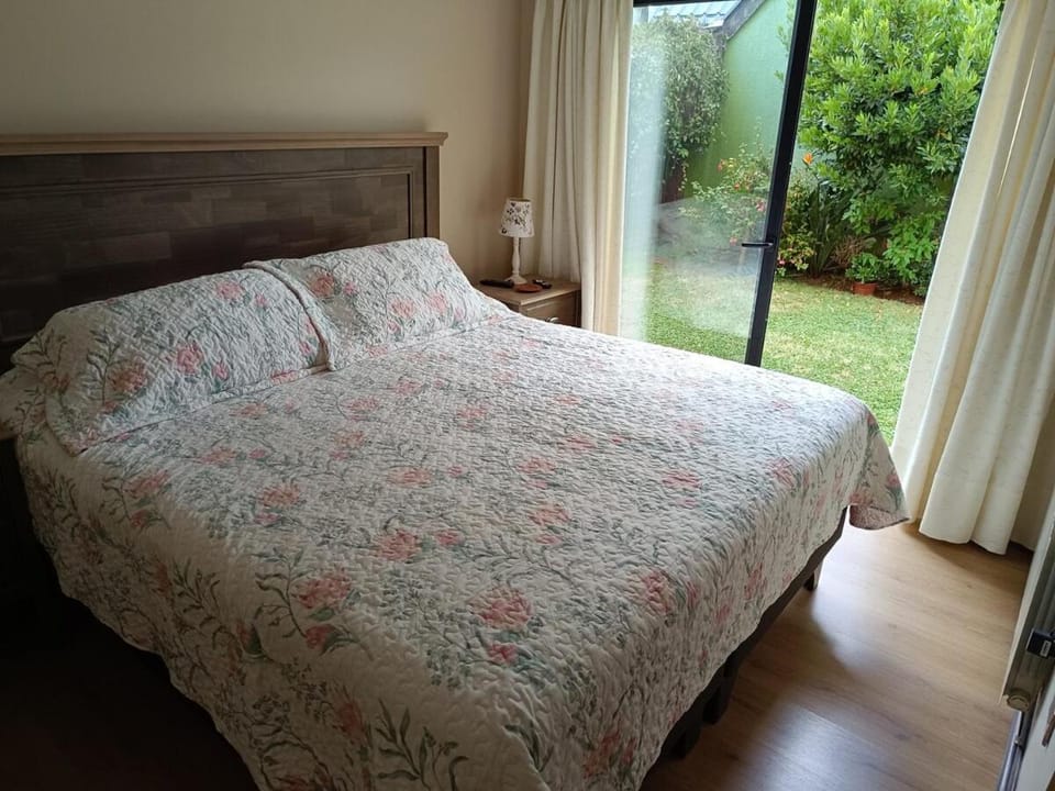 Casa completa dos pisos, tres dormitorios, terraza, estacionamiento en buen barrio Villa in Temuco