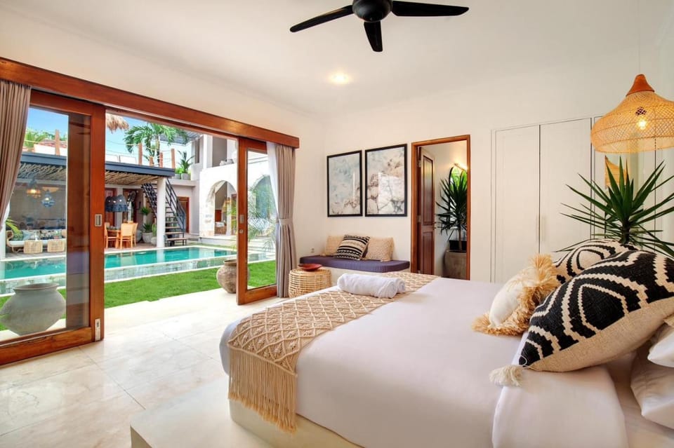 Bed, Bedroom, Pool view, air conditioner