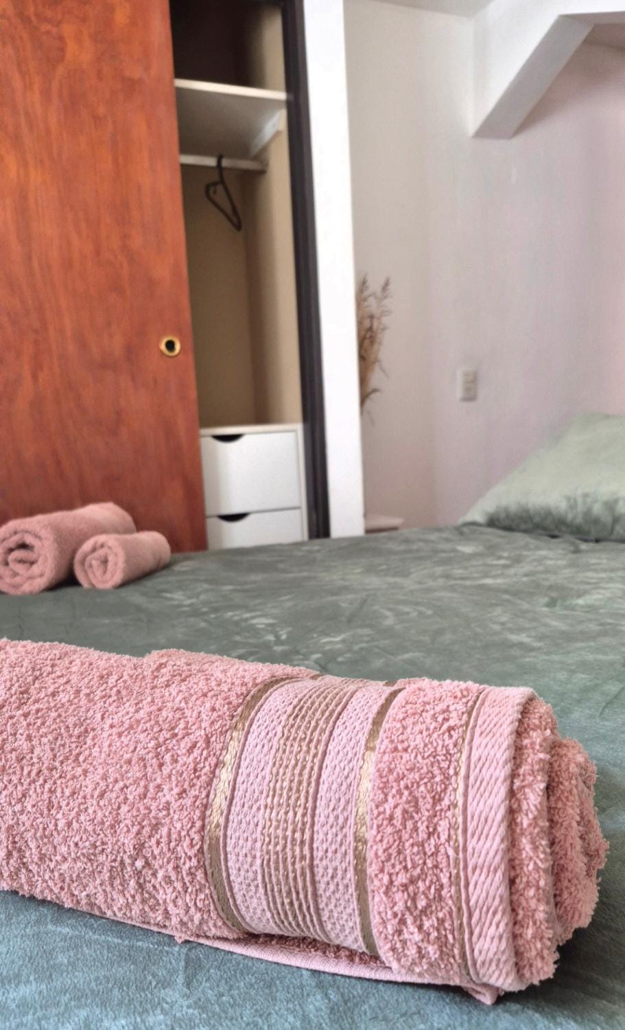 Bedroom, towels
