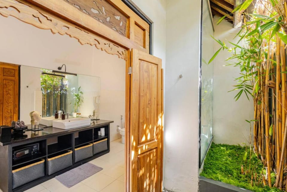 6BR Luxe Pool Villa Seminyak Group Escape Villa in Kuta
