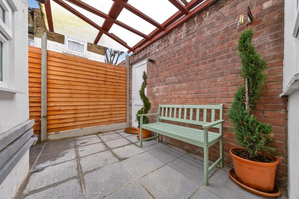 East Ham Studio, 5 Min To High St And Barking Road House in London