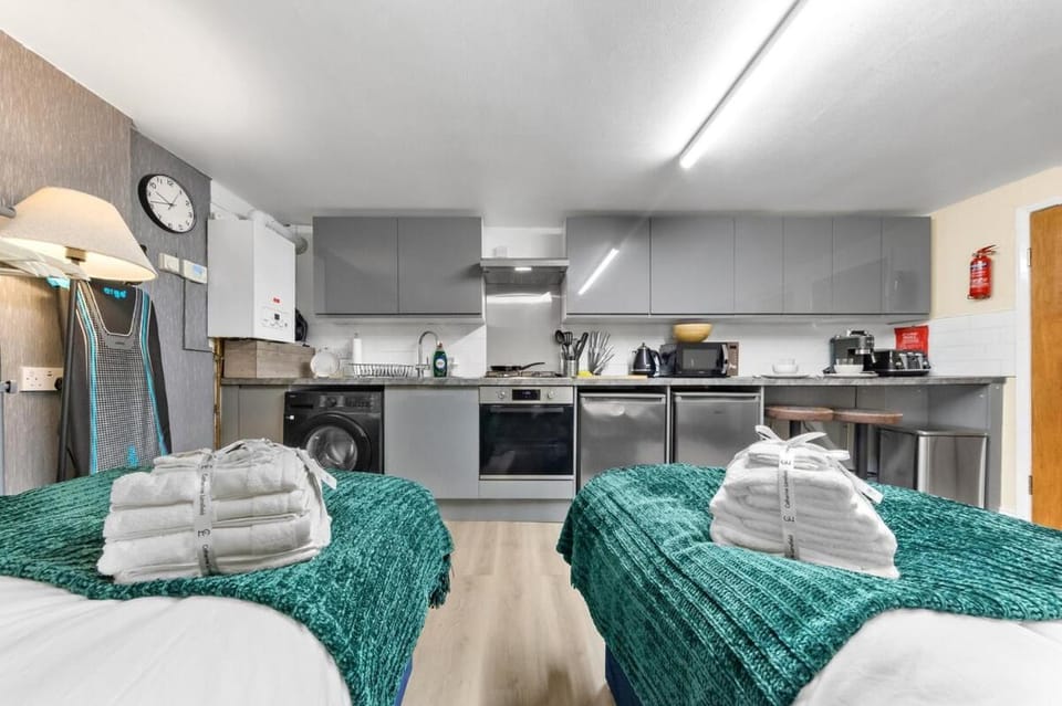 East Ham Studio, 5 Min To High St And Barking Road House in London
