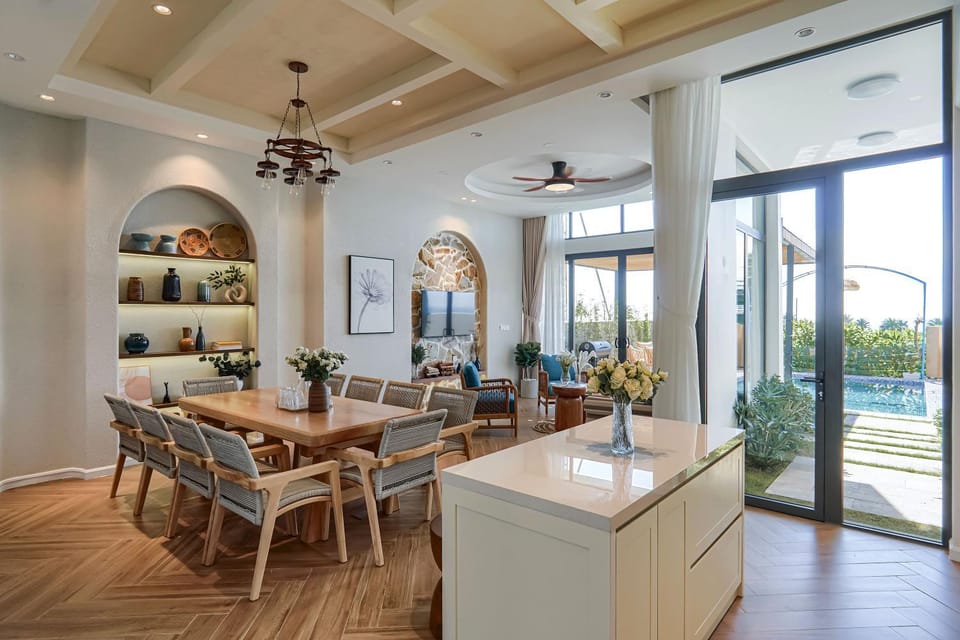 Patio, Natural landscape, BBQ facilities, TV and multimedia, View (from property/room), Living room, Food and drinks, Seating area, Dining area, Pool view, microwave, washing machine