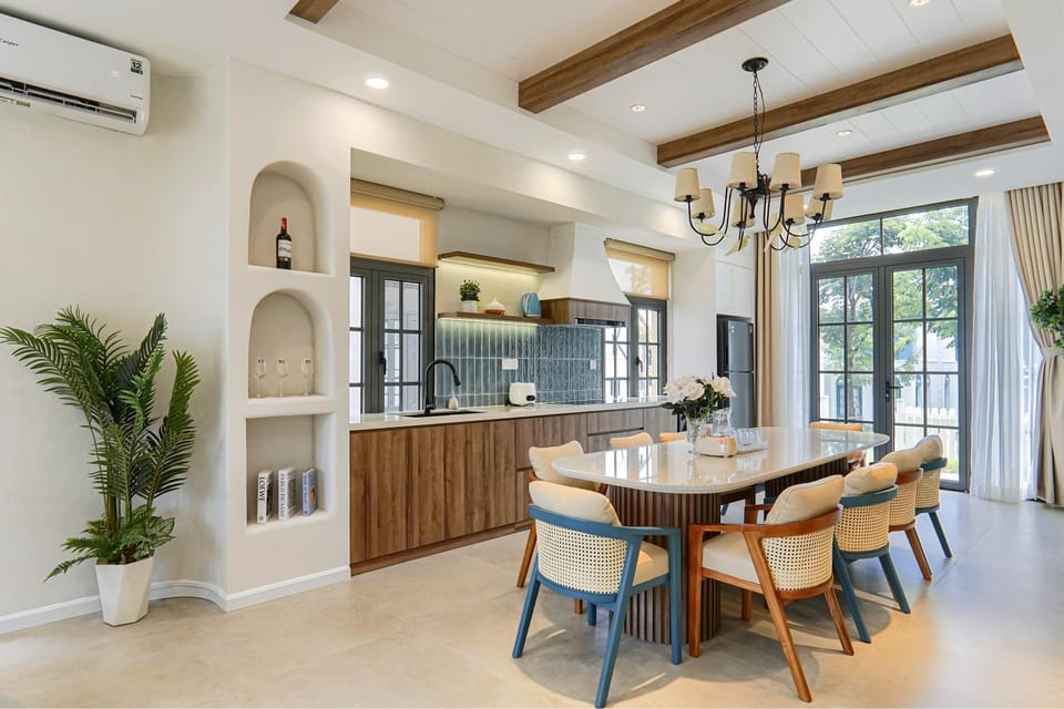 Kitchen or kitchenette, Living room, Seating area, Dining area, minibar, pet friendly, stove, air conditioner