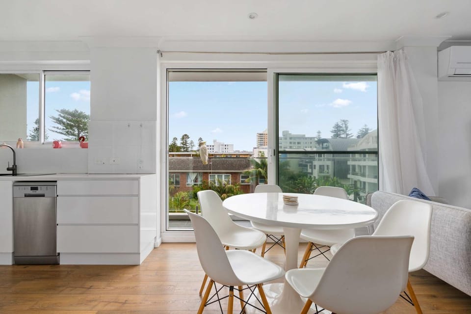 Sunny Manly Apartment Steps from Beach & Cafes Apartment in Manly