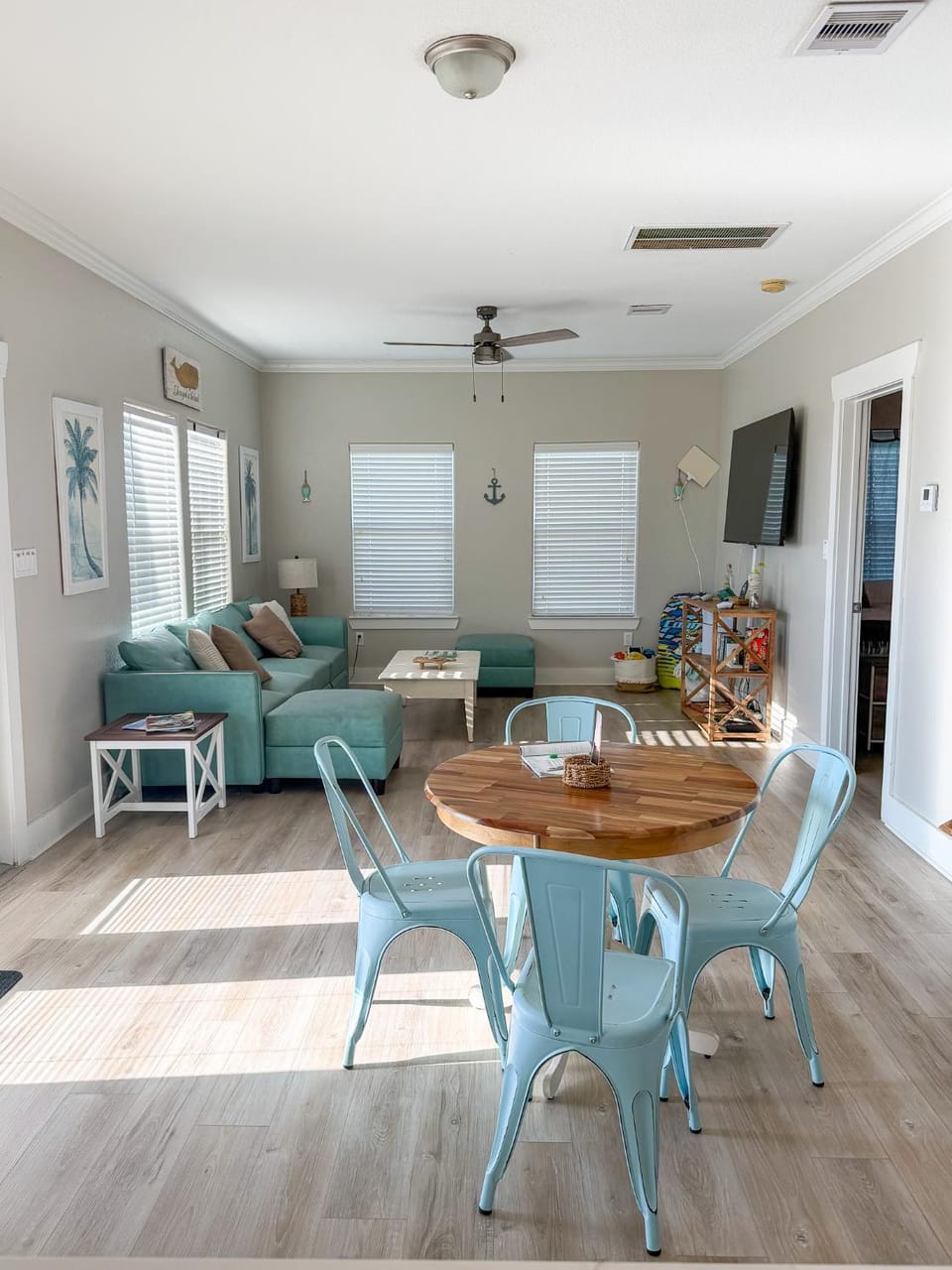 TV and multimedia, Kitchen or kitchenette, Living room, Seating area, Dining area