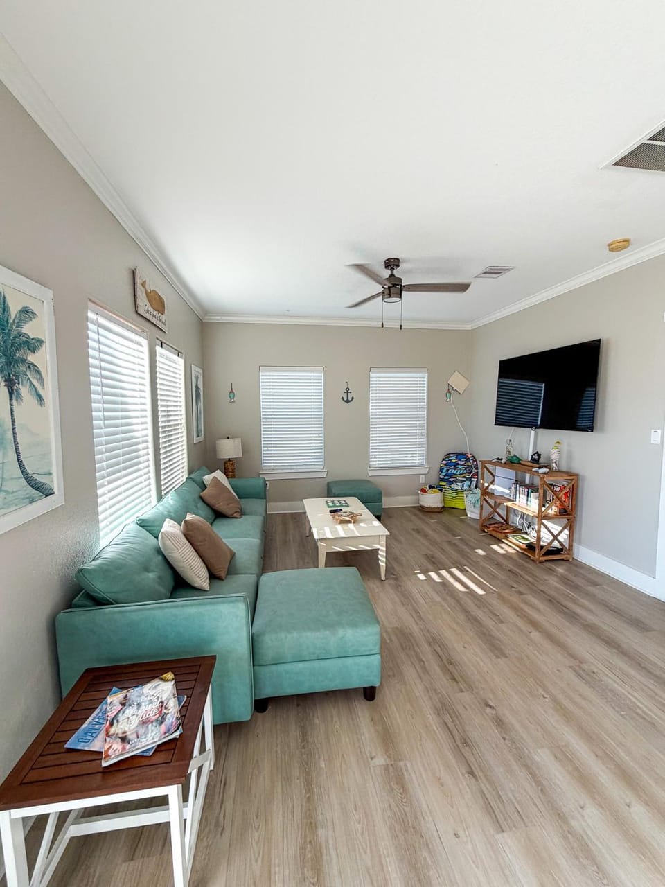 Communal lounge/ TV room, TV and multimedia, Living room, Seating area, Evening entertainment