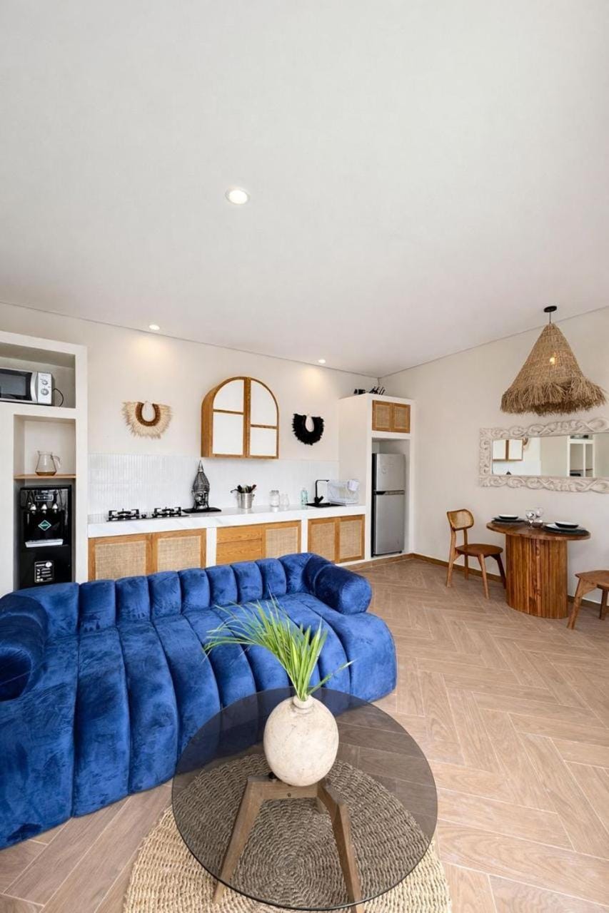 Kitchen or kitchenette, Seating area, Dining area