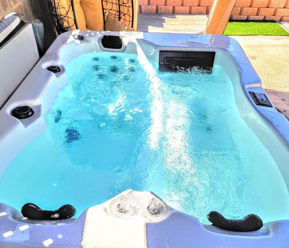 Las Vegas Family Oasis with Pool, Spa near LV-Strip, Airport House in Paradise
