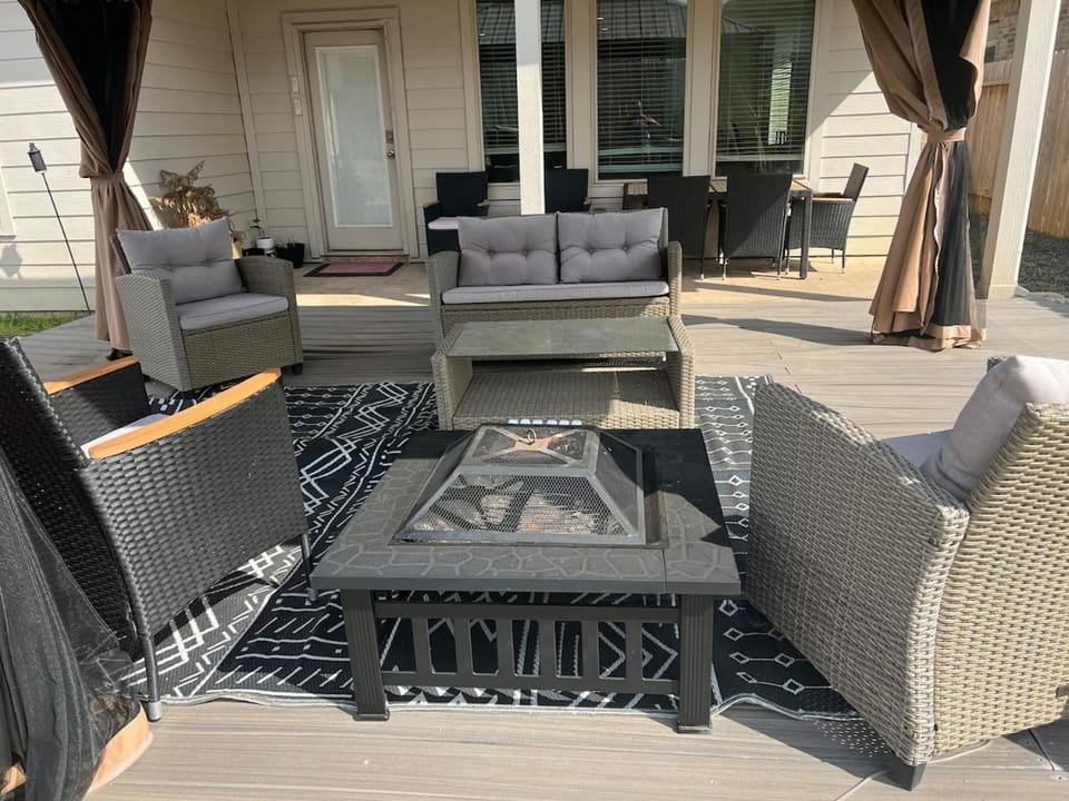 Lake Conroe Home Quiet Pet Friendly Fire Pit Night House in Lake Conroe