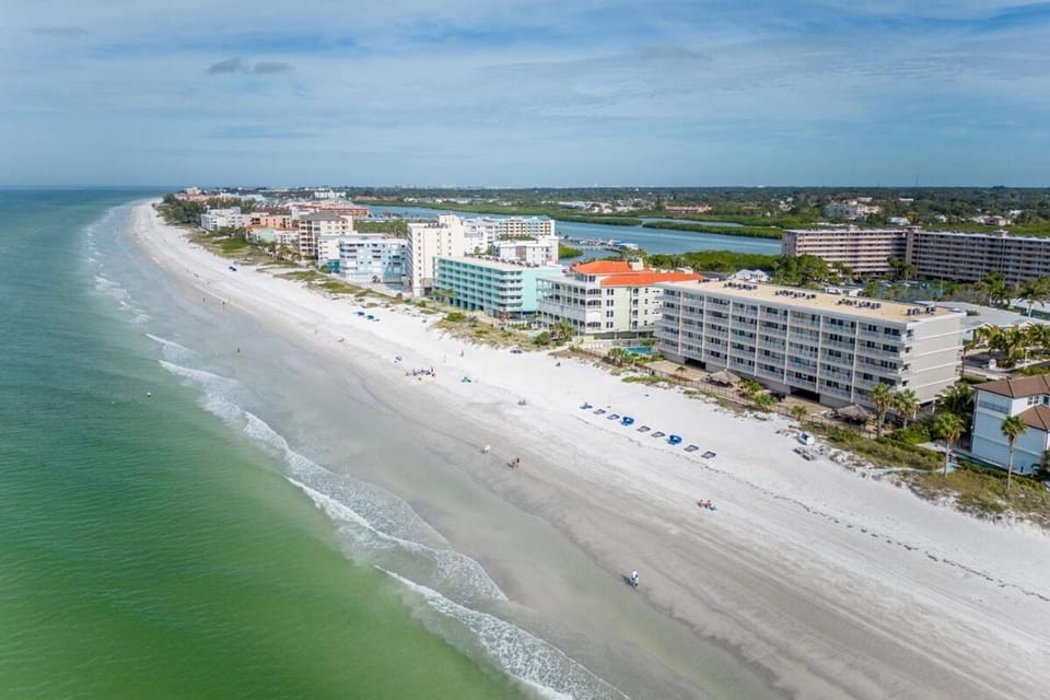 Spacious Beachfront Condo with Stunning Gulf Views Apartment in Indian Shores