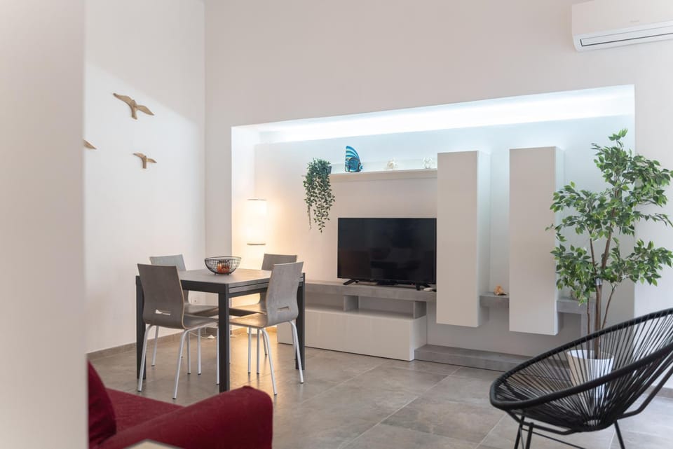 Communal lounge/ TV room, TV and multimedia, Living room, Seating area, Dining area, air conditioner